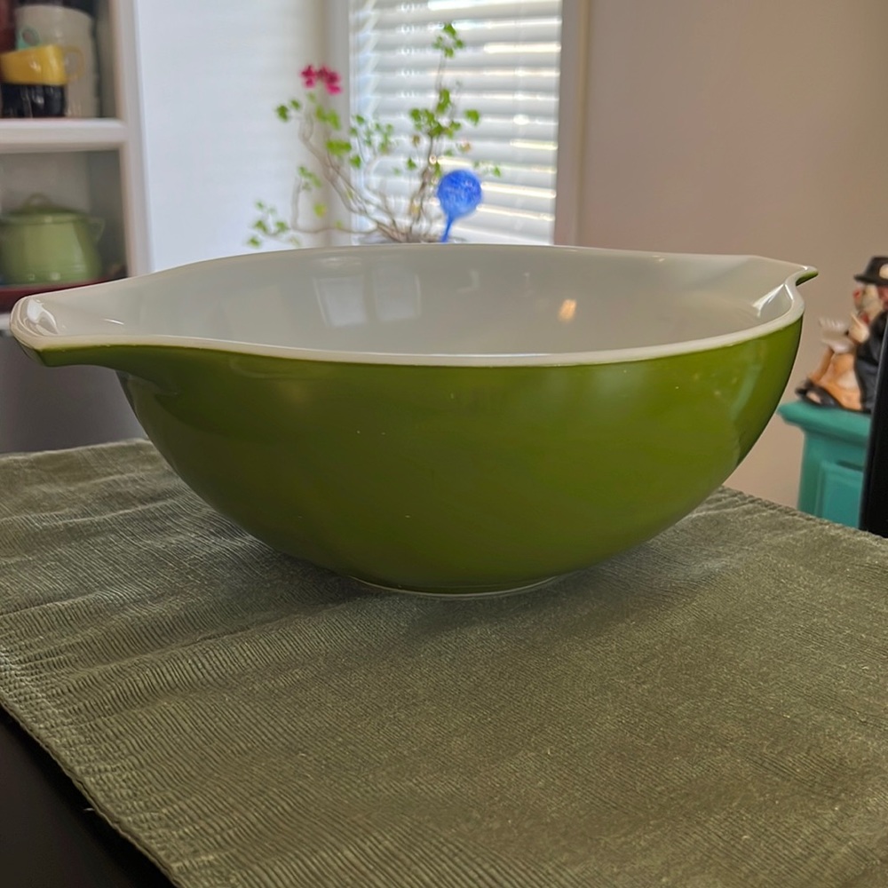 Vintage Pyrex Verde 4 qt bowl